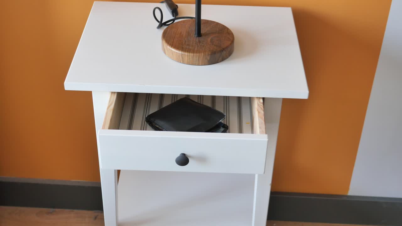 나이트 스테이크 서랍에 있는 지갑