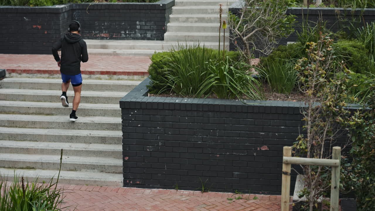 음악 을 듣고 계단 을 올라가는 사람