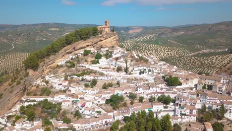 Vista-Aérea-En-Un-Día-Soleado-De-La-Ciudad-De-Montefrio-En-Granada,-España