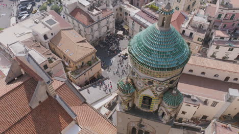 Panorámica-Aérea-Lenta-De-La-Torre-De-La-Iglesia-De-Santa-María-Asunta-En-Positano,-Italia.