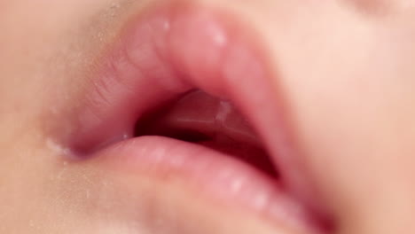 cerca de los labios rosados de la niña que parecen no tener dientes todavía