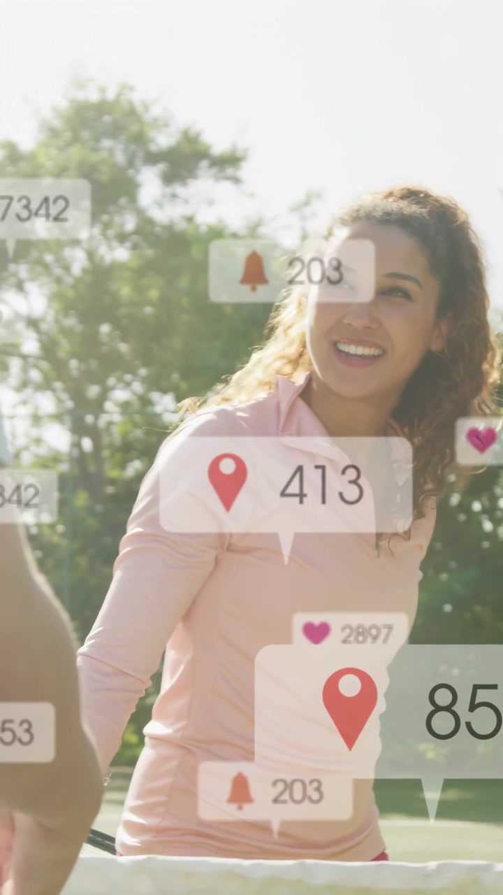Video vertical: Mujer estrechando manos a través de una red, mientras insignias de interfaz de usuario se actualizan cerca de ella con 'me gusta'.