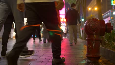 concurrida acera iluminada en hong kong