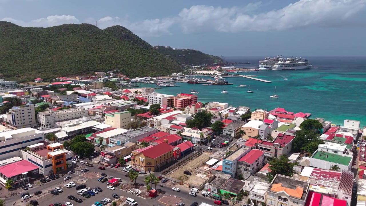 Ripresa con drone della capitale Philipsburg sull'isola di Sint Maarten nel Mar dei Caraibi, con edifici e strade colorate.
