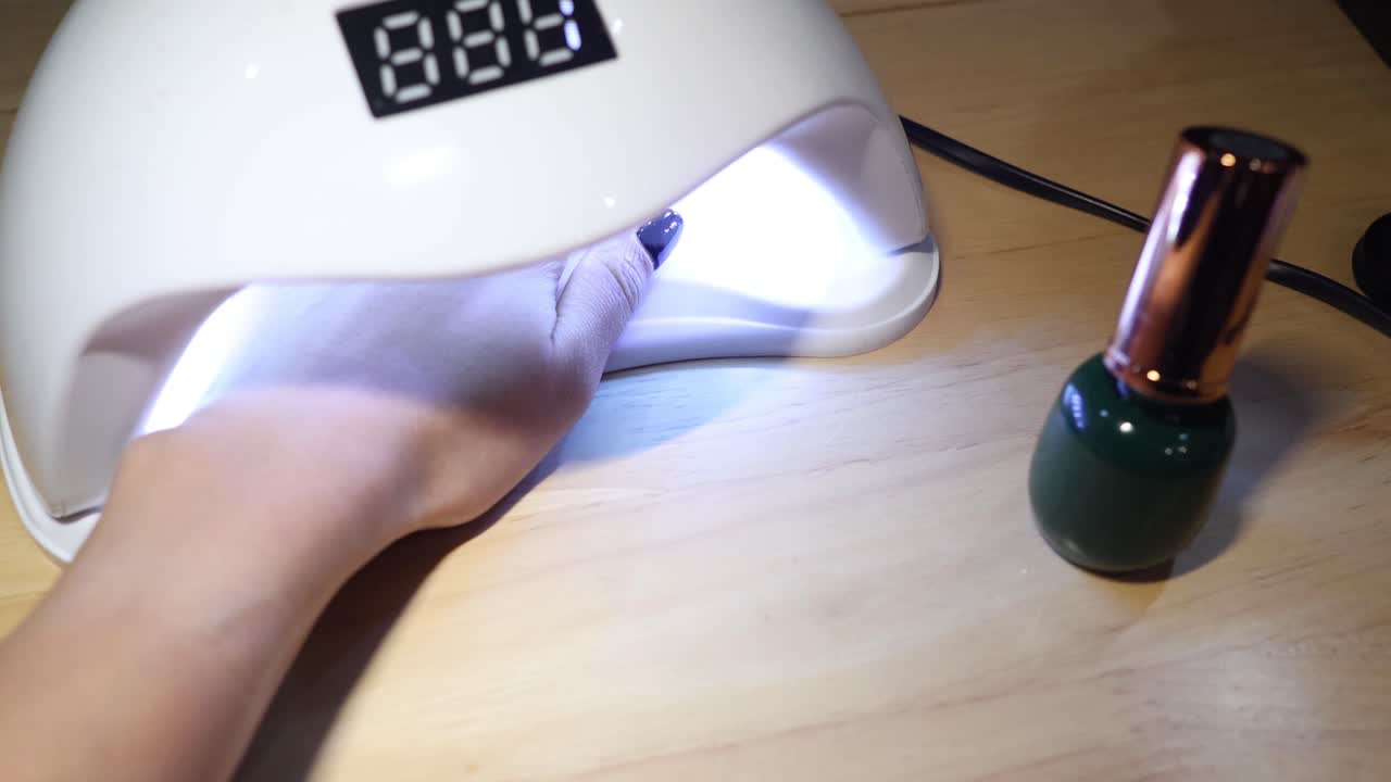 손 라크를 적용하고 uv 램프를 사용하여 건조합니다.