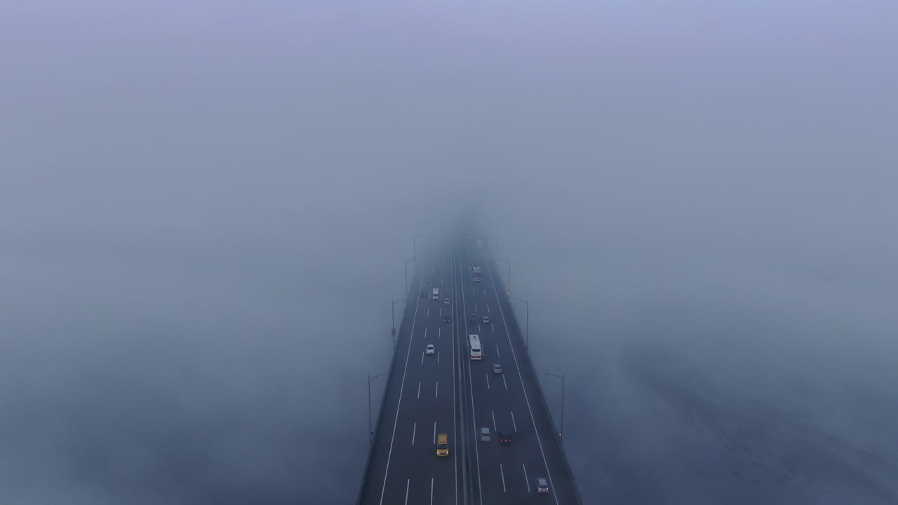 몽환적인 분위기의 구름 위의 고속도로 다리