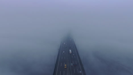 Puente-De-La-Carretera-Sobre-Una-Nube-De-Atmósfera-De-Ensueño