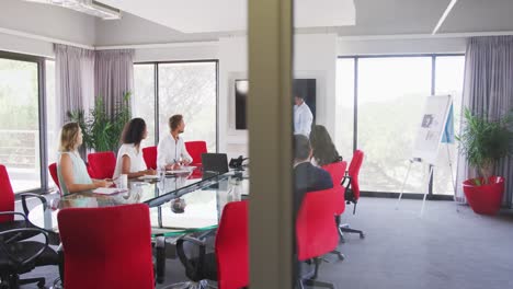 hombre de negocios profesional dando una presentación en la sala de reuniones en una oficina moderna en cámara lenta