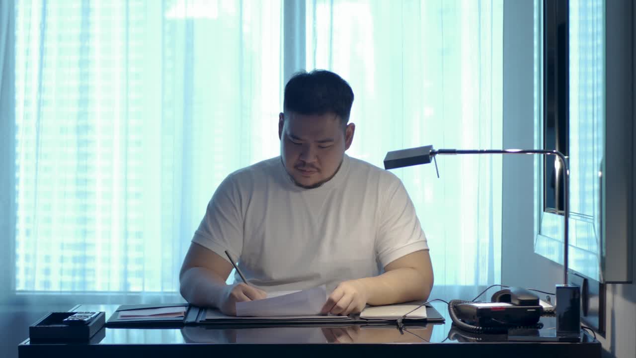 집에서 일하는 비즈니스 맨 - covid19로 인해 프리랜서 작업을 하는 동안 작업용 책상 테이블 영역에 대한 pov