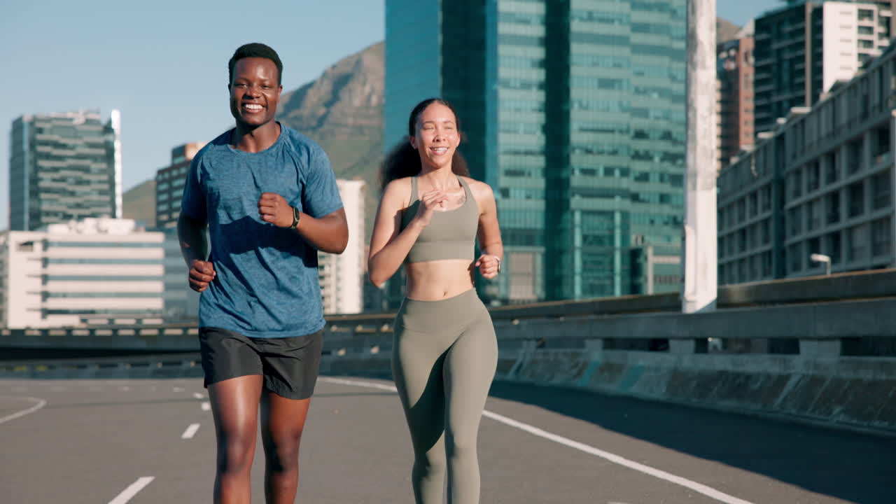 fitness, hablando o pareja en la ciudad corriendo por la carretera