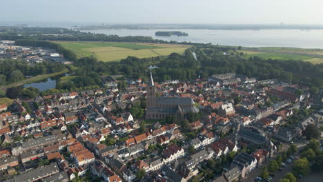 Impresionante-Antena-De-Una-Hermosa-Iglesia-Grande-En-La-Bellamente-Conservada-Ciudad-Fortaleza-De-Naarden,-Países-Bajos