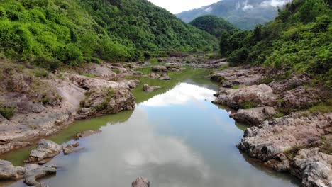 carro aéreo rápido hacia adelante sobre el río en medio de un valle en la provincia de quang nam, vietnam