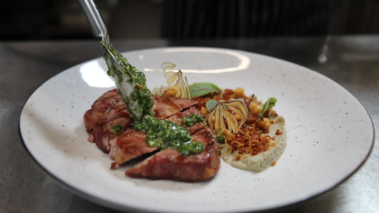 filete de cerdo a la parrilla con salsa cremosa y guarnición