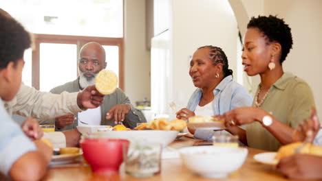 Africano,-Familia-Y-Niños-En-Casa-Para-Almorzar.