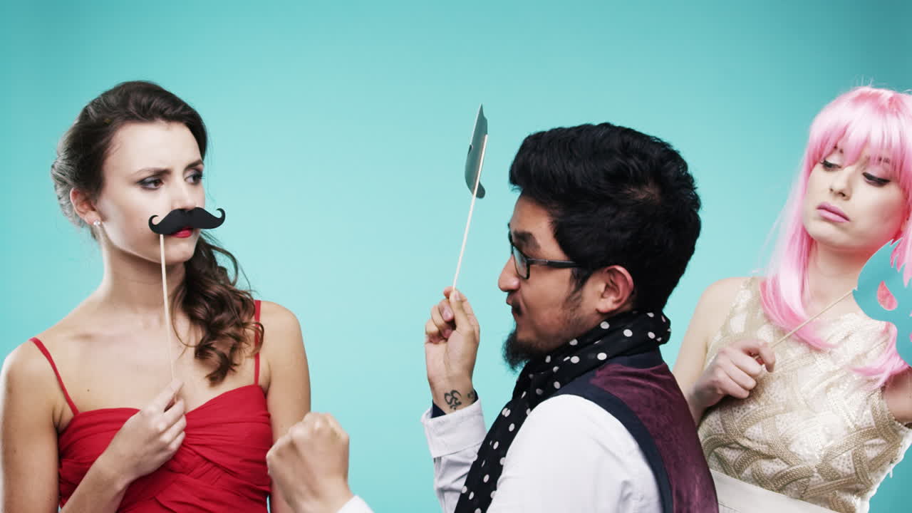 amigos divirtiéndose en una cabina de fotos