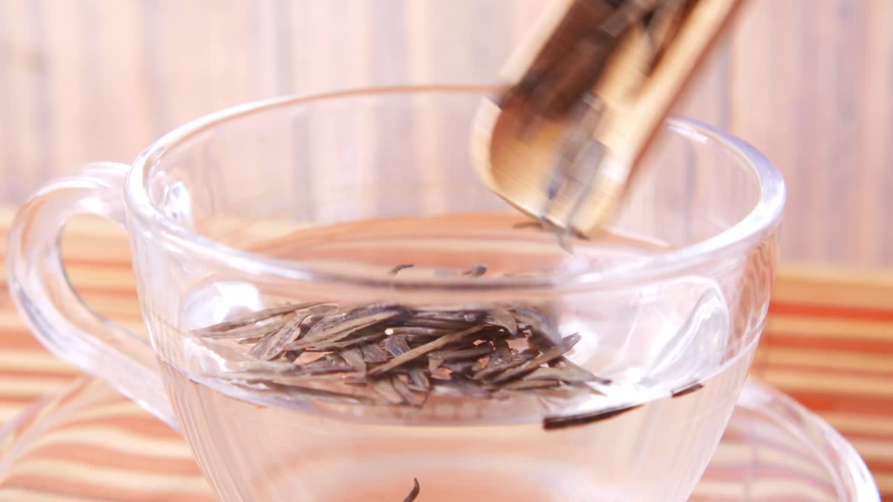 차 한 잔 을 준비 하고 있다