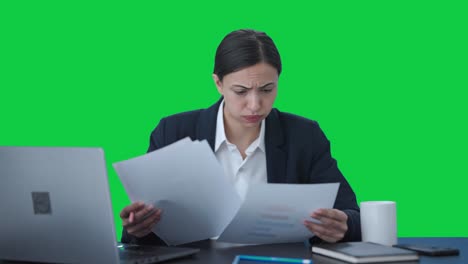 estresada y tensa mujer de negocios india firmando un contrato pantalla verde