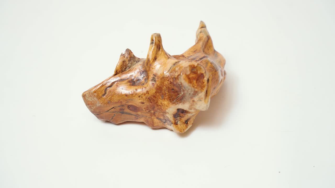 ⁇  종이 사진 배경에 작은 갈색과 금색 티크 나무 장식 블록