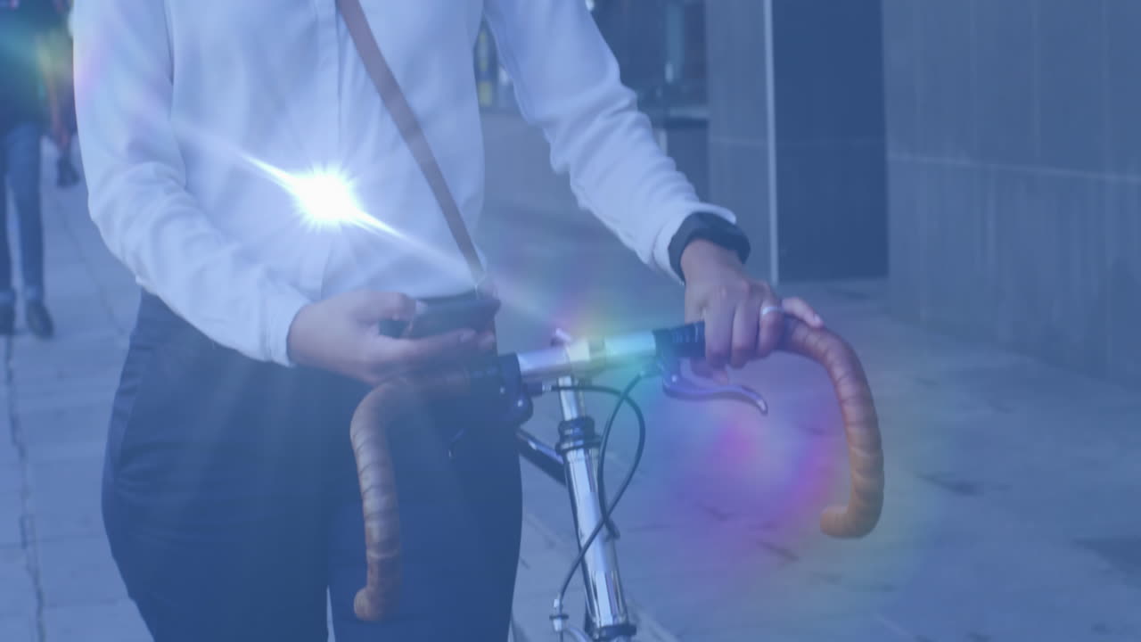 animación de puntos de luz sobre un hombre biracial usando un teléfono inteligente