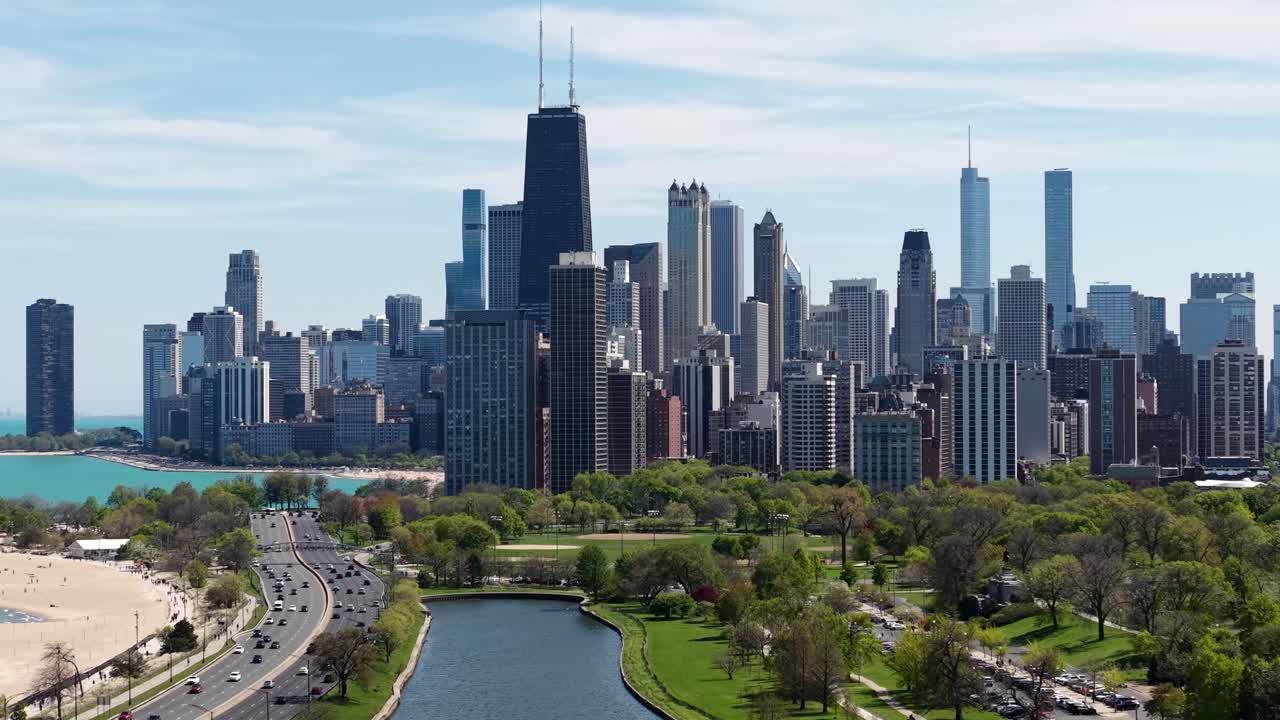 Skyline del paesaggio urbano del centro di Chicago, vista aerea da nord in una giornata di sole, Illinois, USA