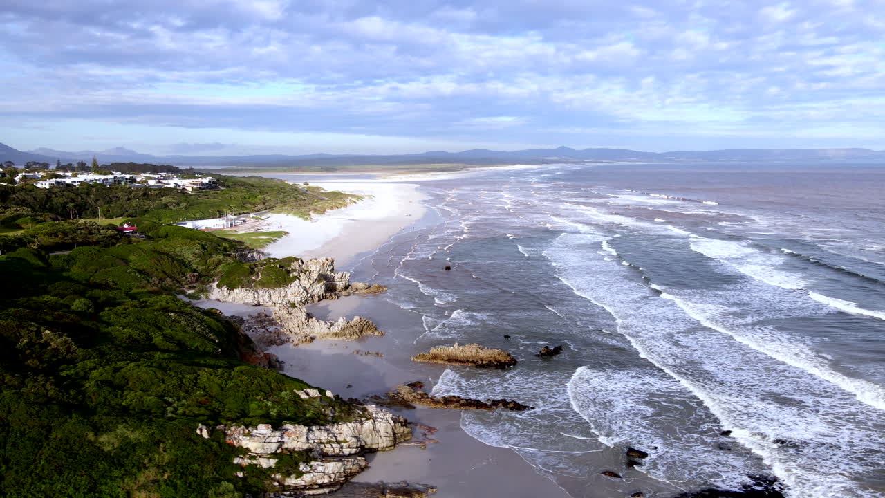 la playa de la bandera azul de la gruta escénica en hermanus, overstrand, sudáfrica