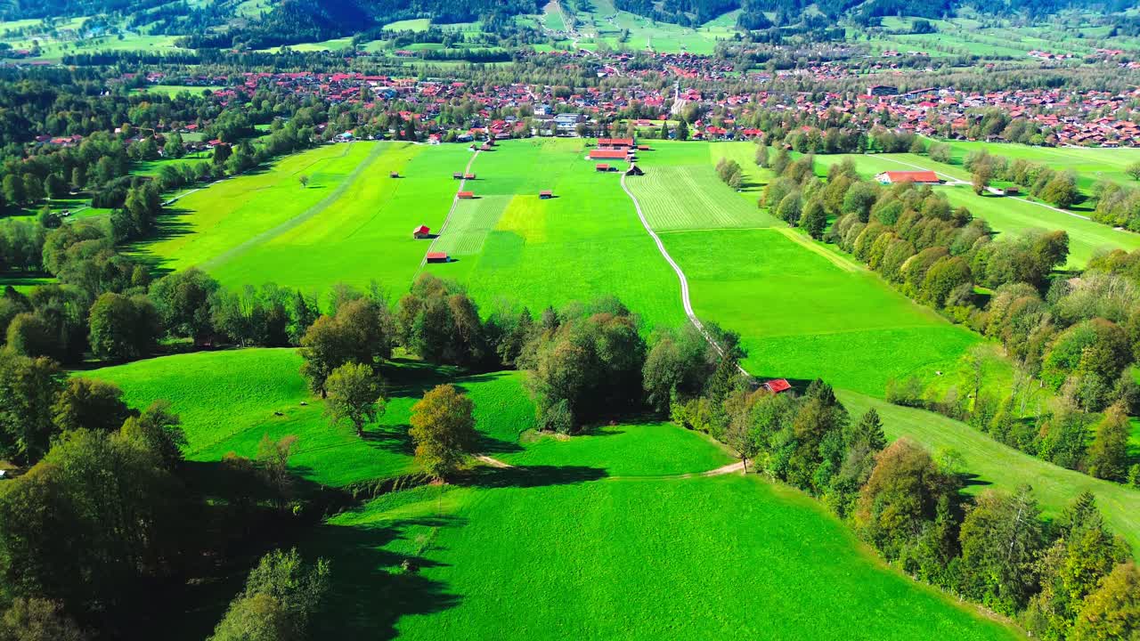 그린  ⁇ 리 와 작은 마을 위 에서의 공중 비행, 4k