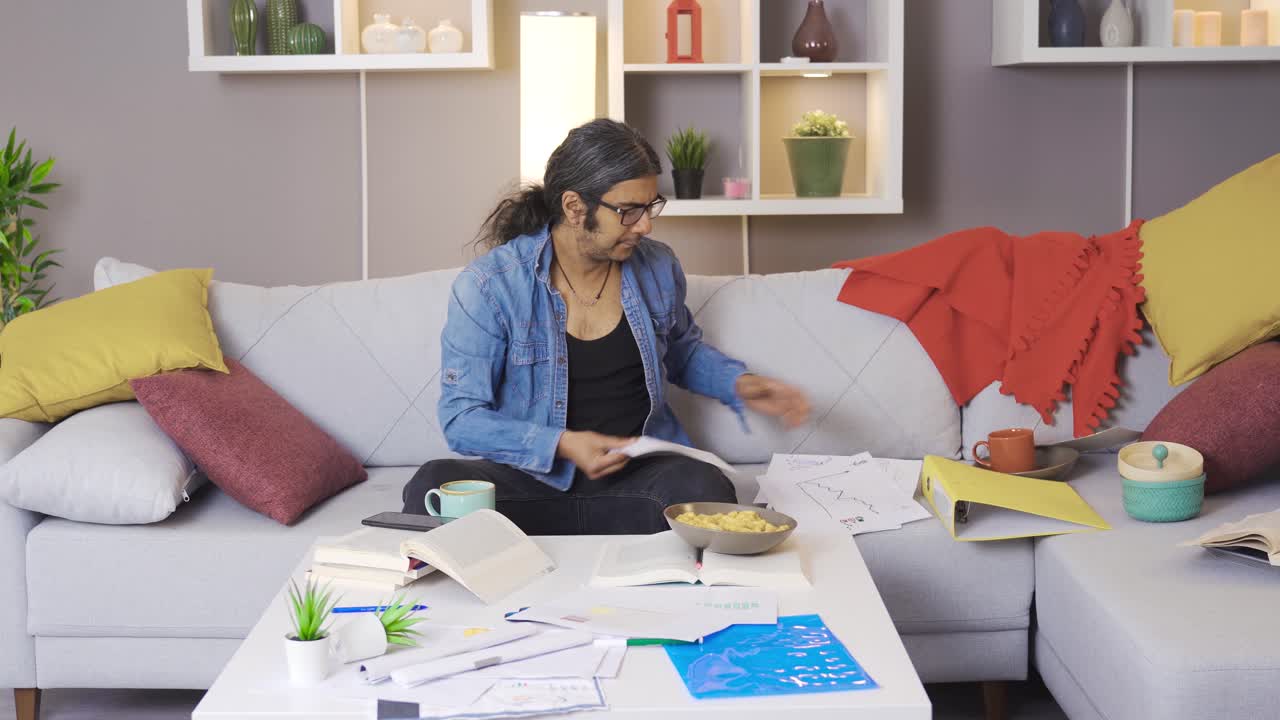 el hombre de negocios perezoso está aburrido y estresado en su casa desordenada.