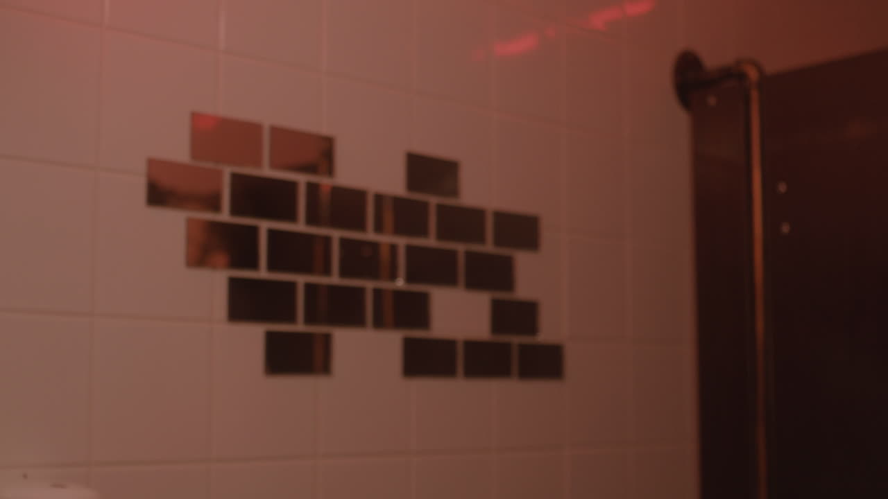 bella chica mirándose al espejo en el baño del bar