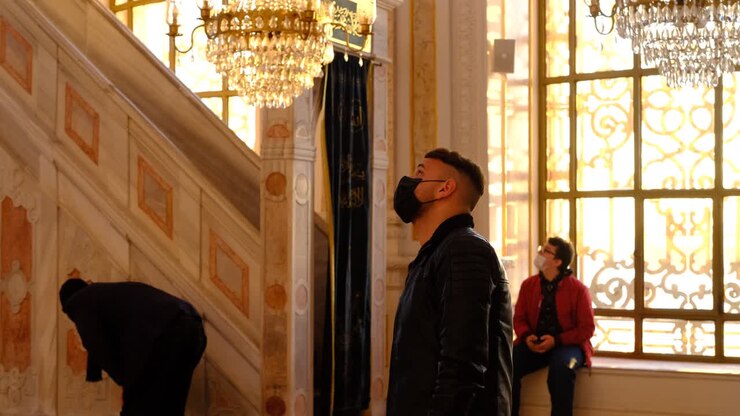 Uomo mascherato in moschea