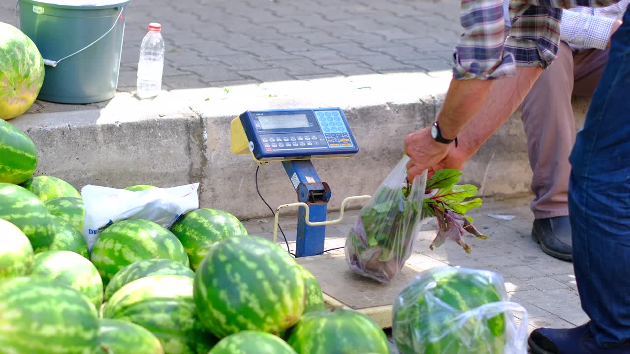 한 사람 이 시장 에서 채소 를 구입 한다