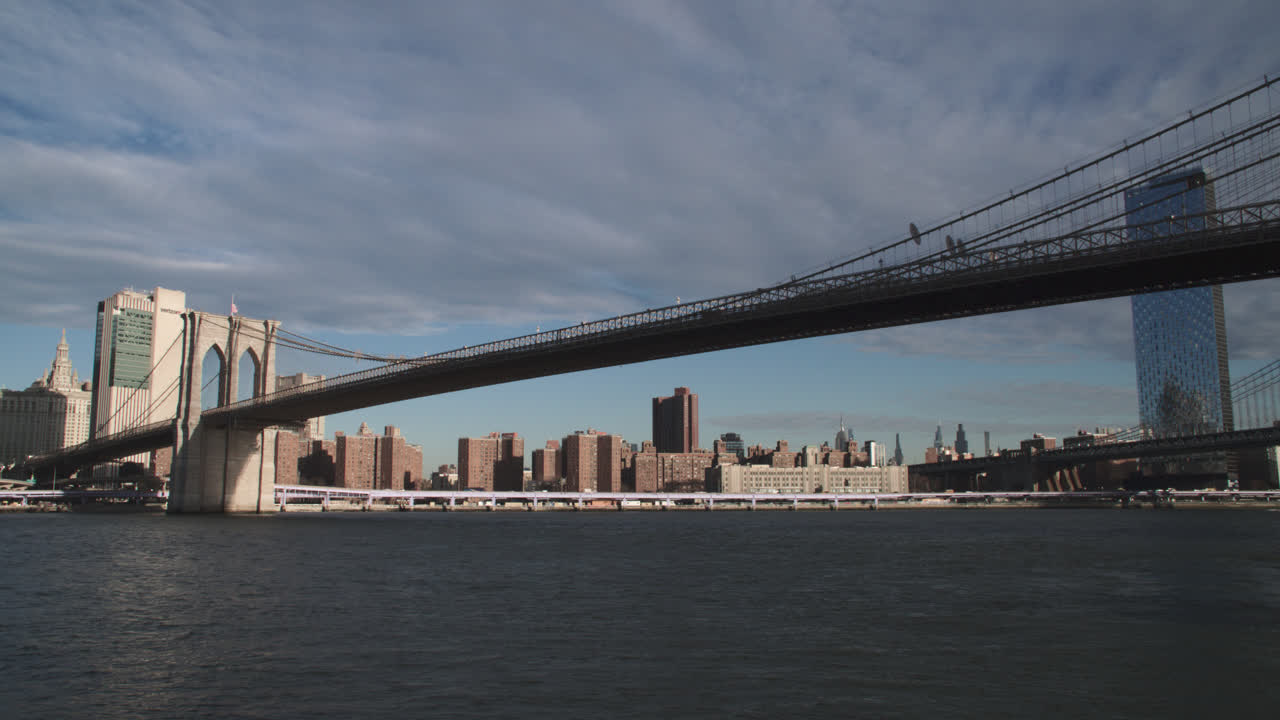 Ripresa grandangolare del Ponte di Brooklyn che guarda verso Manhattan. Scattata in una mattina d'inverno a New York.