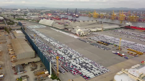 vista aérea del concepto de logística de vehículos comerciales, automóviles y camionetas que esperan ser cargados en un buque de transporte de automóviles rodante