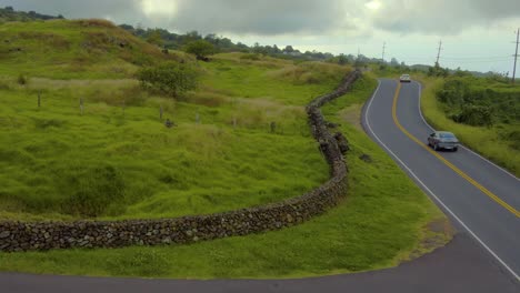 Vista-Aérea-De-Vehículos-En-Una-Carretera-En-La-Isla-Hawaiana-Maui