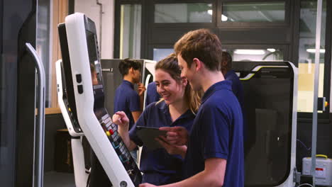 Ingeniero-Mostrando-A-Los-Aprendices-Cómo-Utilizar-La-Máquina-De-Fabricación-De-Herramientas-CNC.