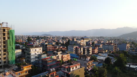 vista aérea de la abarrotada ciudad de pokhara en nepal - toma de dron