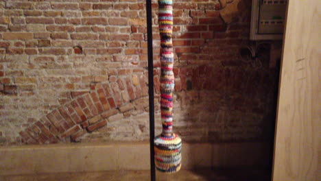 Venedig,-Biennale-2022,-Skulpturen-Aus-Wolle,-Installation,-Schwenk-Nach-Oben,-4-K,-59,94-Bilder-Pro-Sekunde,-6-Sekunden