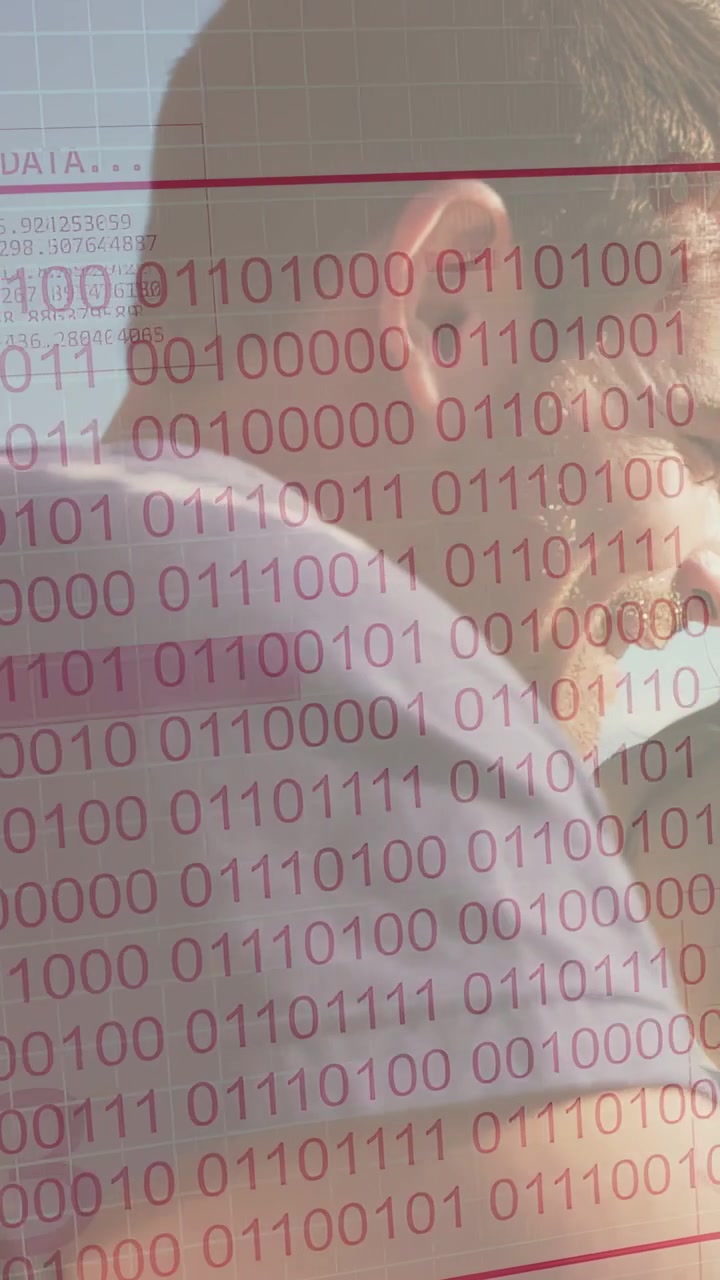 Vertikales Video: Lächelnde Frau, Globus blendet über Oberkörper ein, Mann tritt ein, HUD zeigt Datenwachstum.