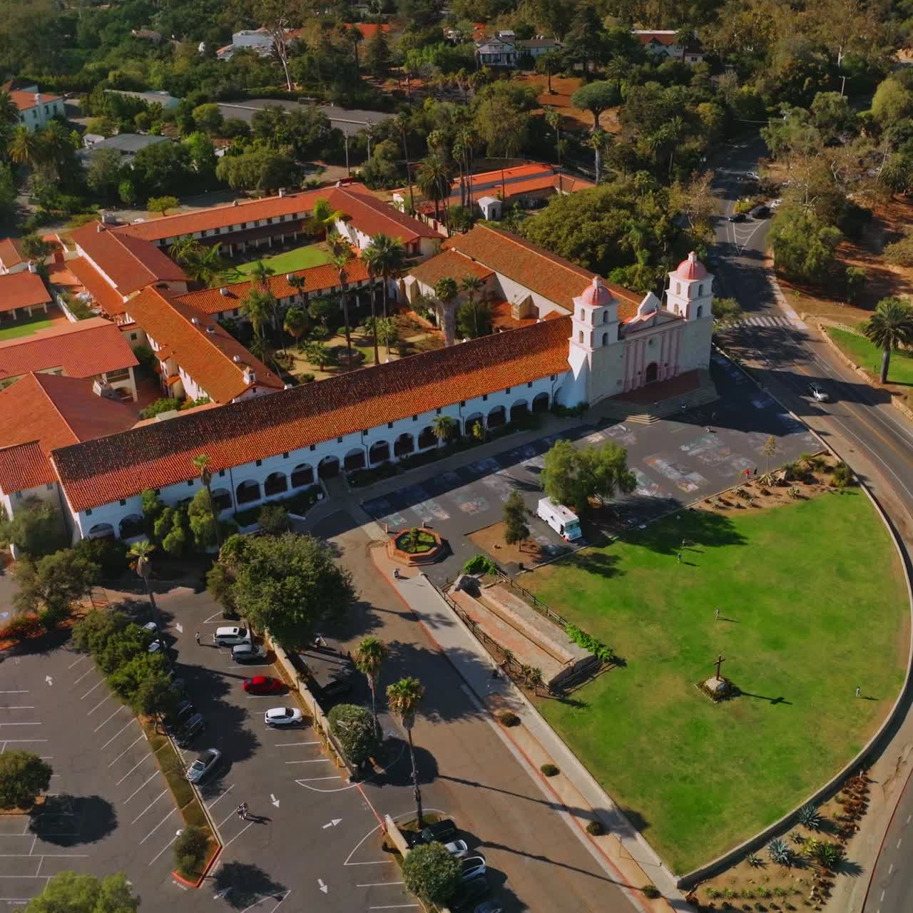 Linda imagem da deslumbrante Santa Barbara, Califórnia, Estados Unidos. Edifícios brancos luxuosos com telhados laranjas envoltos pelo verde.