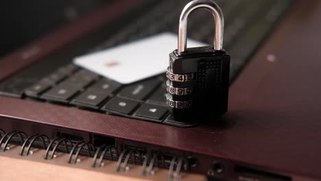 cerradura combinada y tarjeta de crédito en el portátil: proteger sus datos
