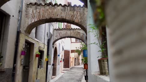 Arbotantes-Entre-Edificios-Hechos-De-Ladrillos-Sobre-Un-Callejón-De-Spoleto-En-Umbría