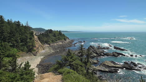 Vista-Panorámica-Con-El-Océano-Rompiendo-En-Pilas-De-Mar-Bajo-Un-Cielo-Azul-Brillante-En-El-Parque-Estatal-De-Cabo-Arago-Durante-El-Verano-En-Oregon,-Ee.uu.