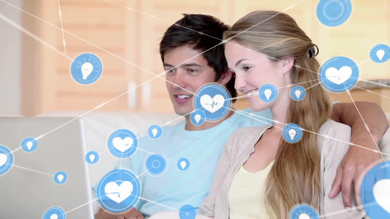 animación de la red de conexiones con iconos sobre pareja caucásica usando portátil
