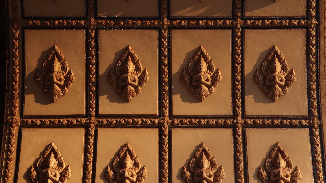 tallas intrincadas en el arco del monumento a la victoria de patuxai en el centro de vientiane, laos