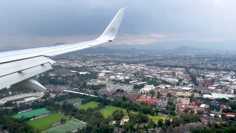 Schuss-Aus-Dem-Flugzeugfenster-Während-Der-Landung-über-Den-Sportplätzen-Von-Mexiko-Stadt