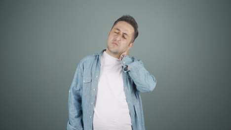 hombre con dolor de cuello.