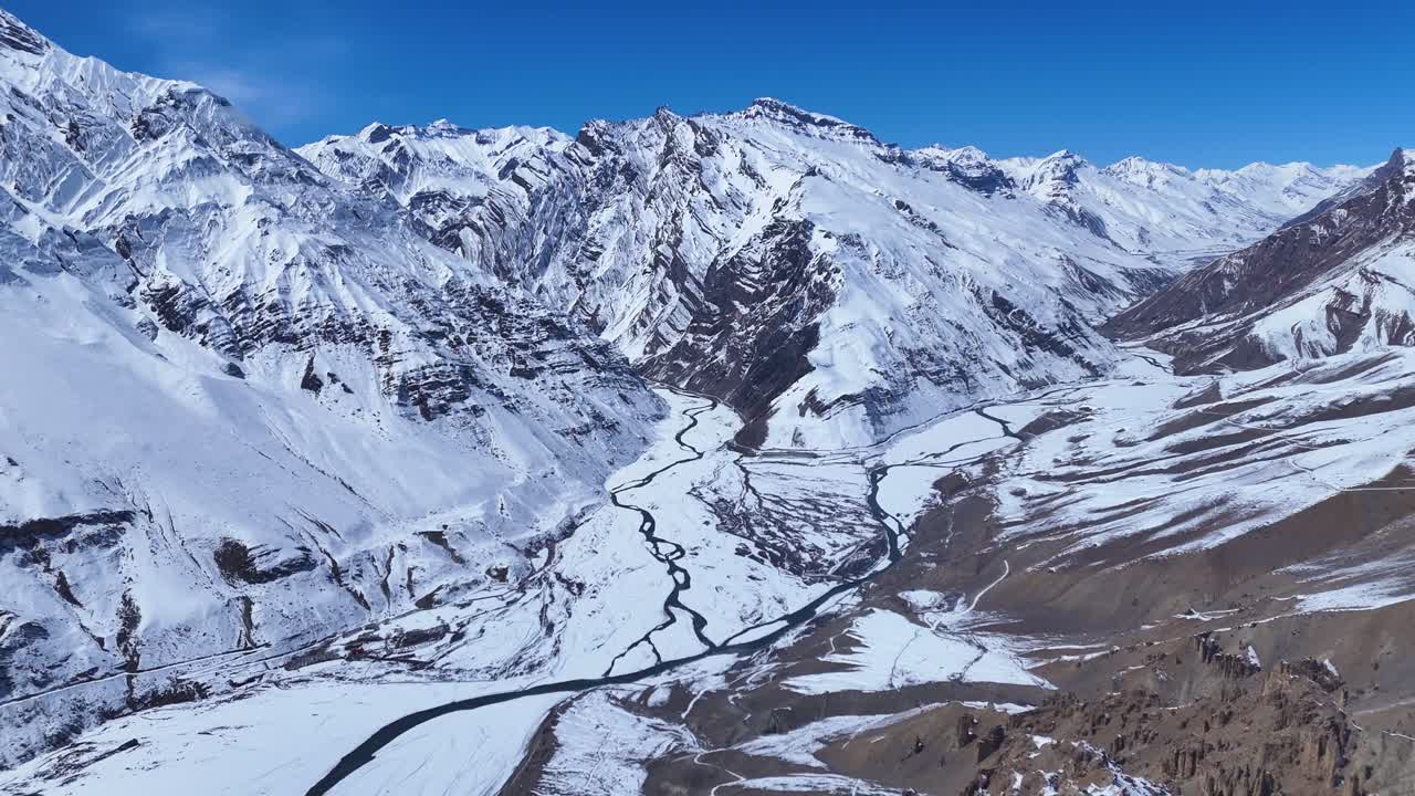 paisaje de valle de montaña nevado
