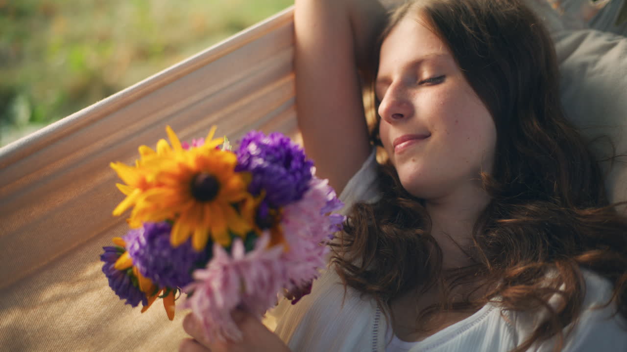 Sogni in amaca di una ragazza estiva spensierata