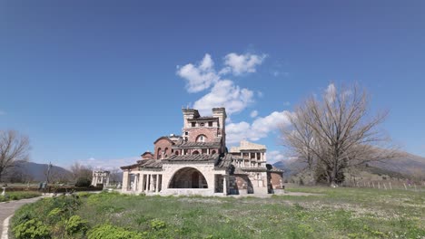 iglesia de agia fotini mantineias en mantineia, grecia - toma aérea de un avión no tripulado