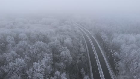 Tiempo-Brumoso-Y-Nevado-En-El-Helado-País-Nórdico-De-Suecia---Antena