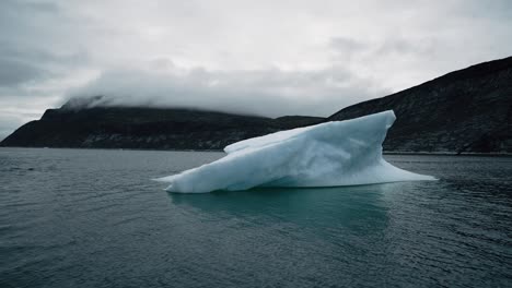 pasando un bloque de hielo gigante mientras navega en agua helada, en las afueras de nuuk groenlandia